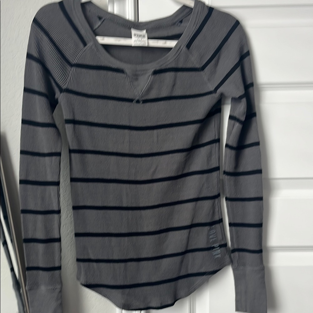 PINK Victoria's Secret Long Sleeve Tee in Heather Gray